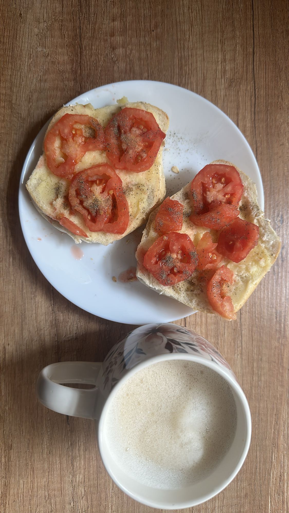 Bułka z pomidorem i kawa
