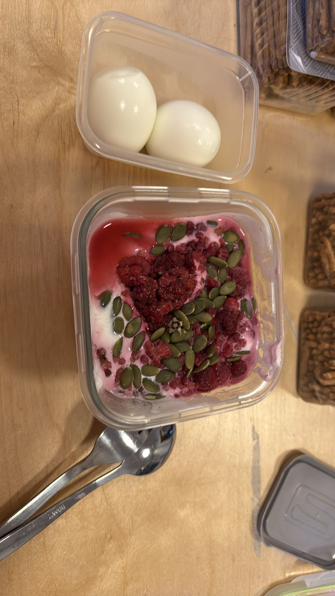 Yoghurt med bär och ägg