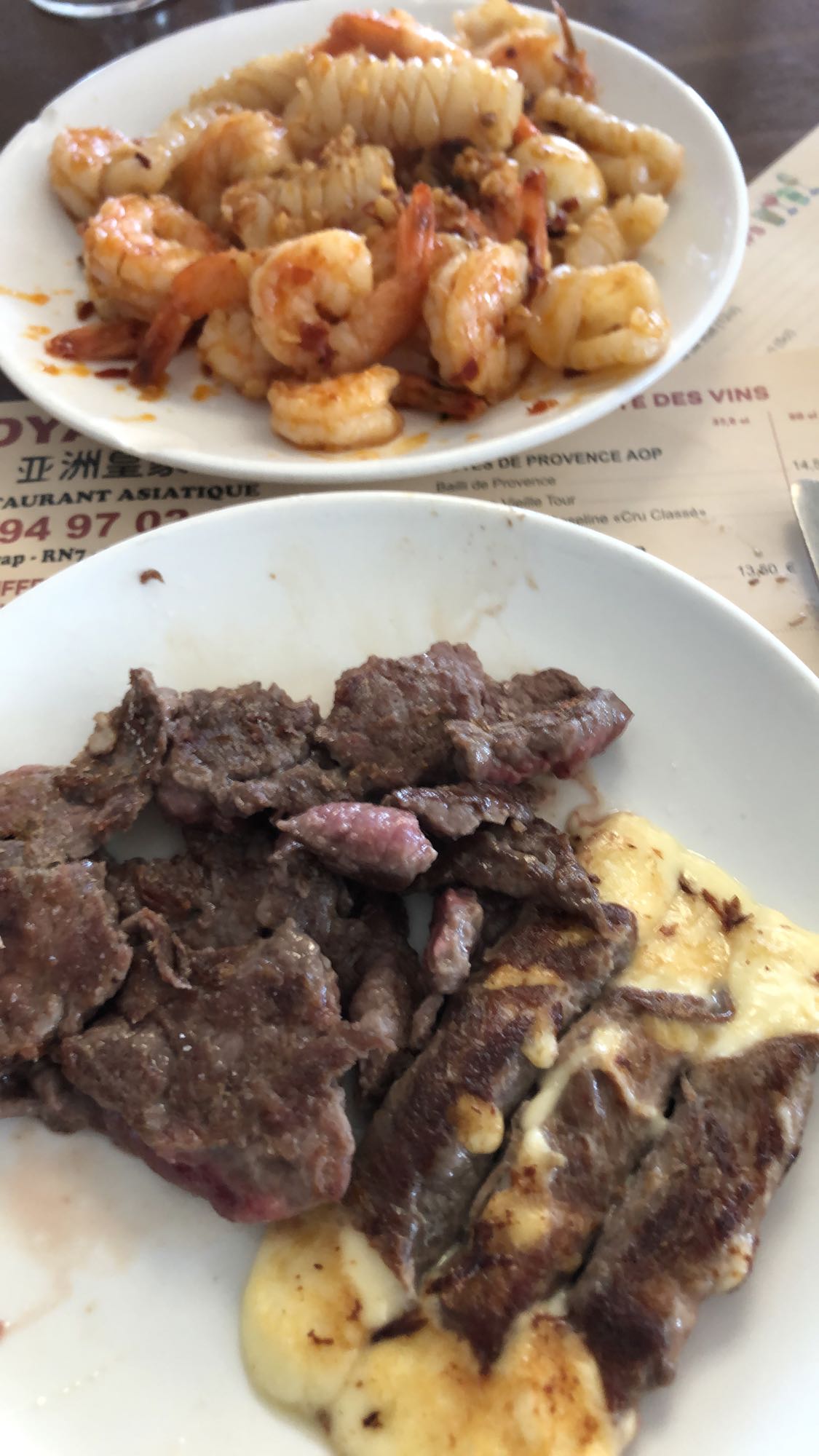 Crevettes et boeuf grillé