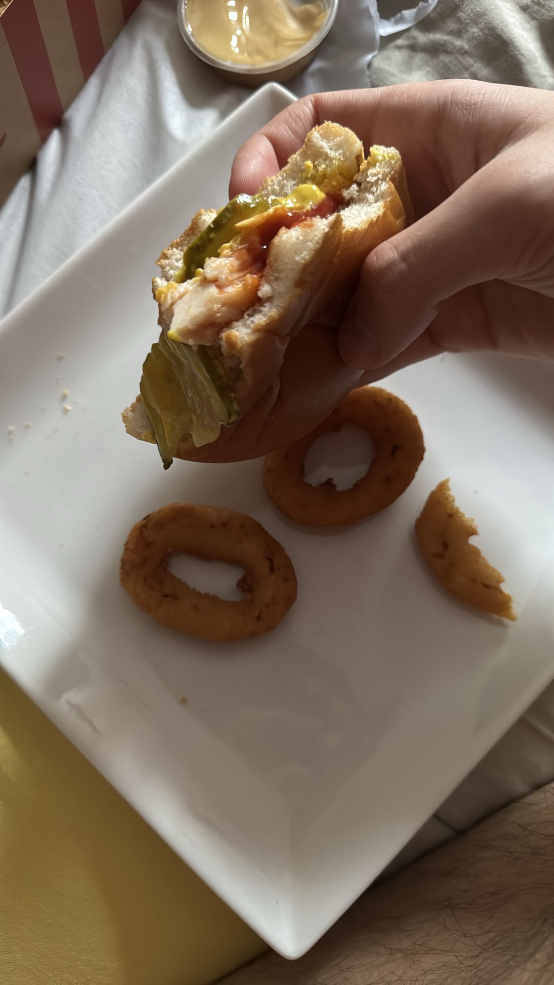 бургер с кольцами лука