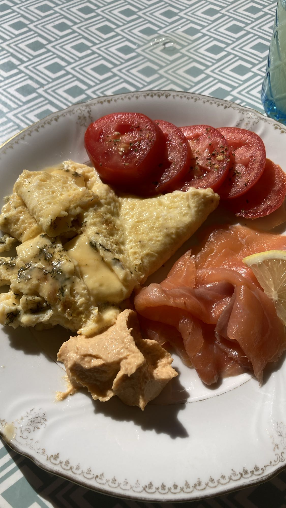 Omelett med lax och tomat