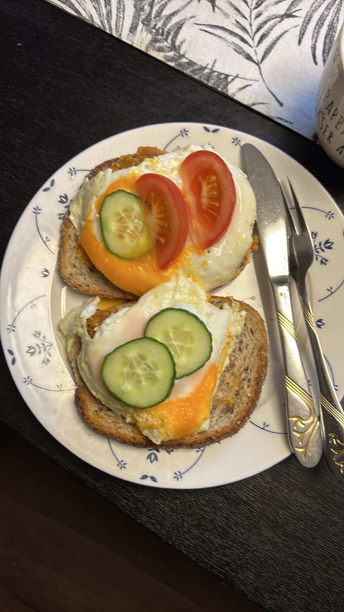 Kyllingburger egg og grønnsaker