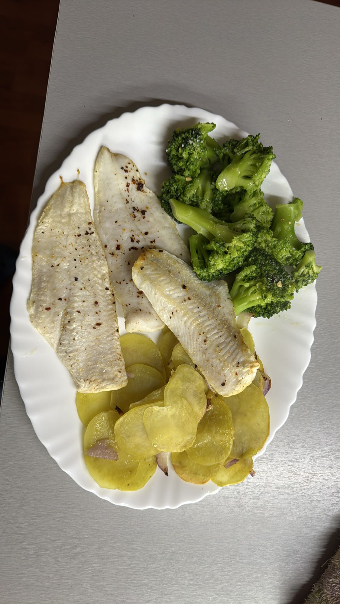 Pescado con papas y brócoli