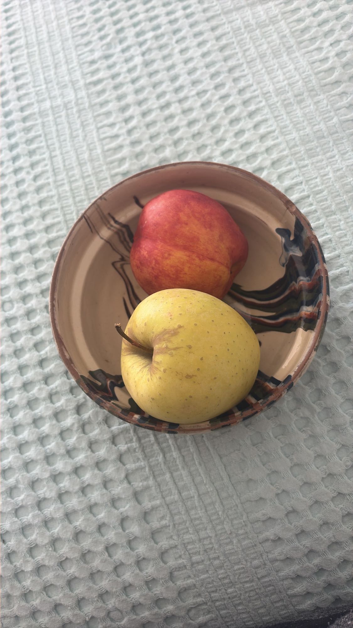 Un măr și o nectarină