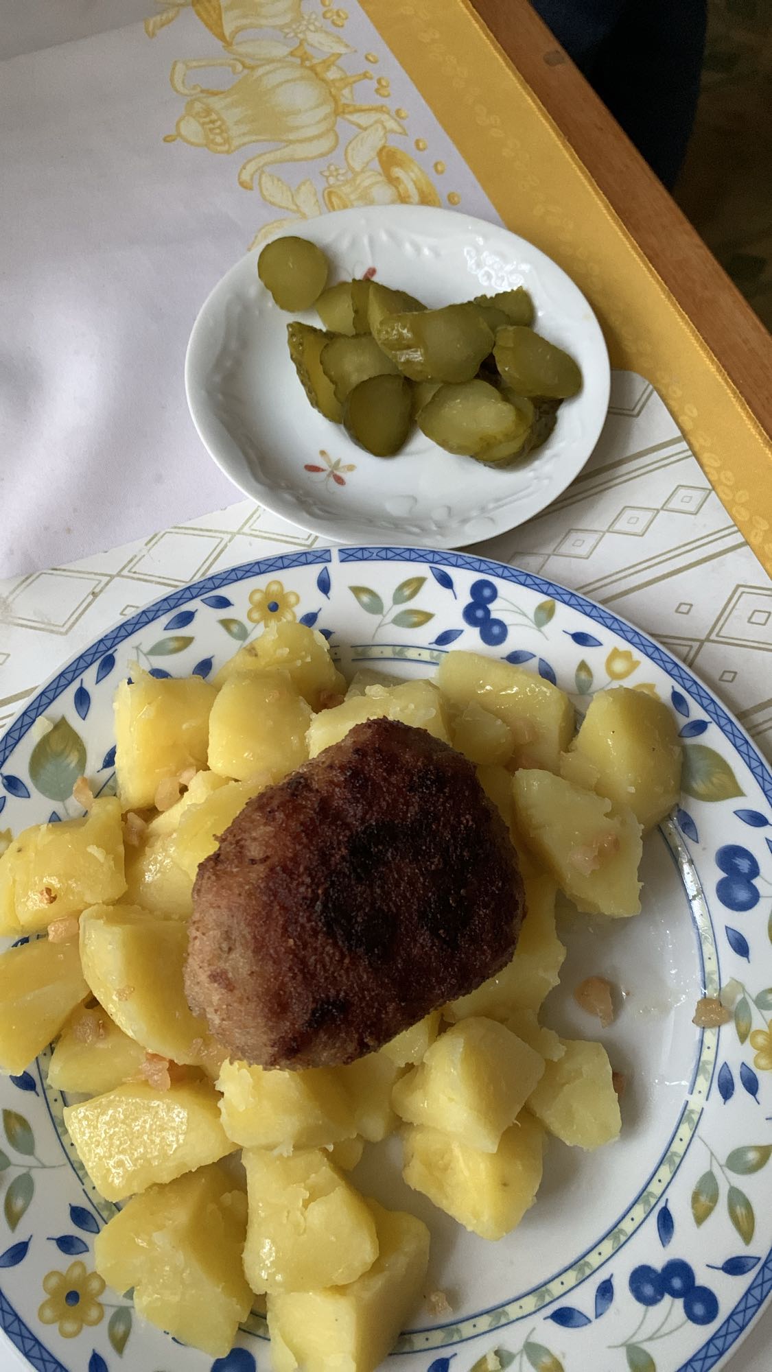 Kotlety mielone z ziemniakami i ogórkiem