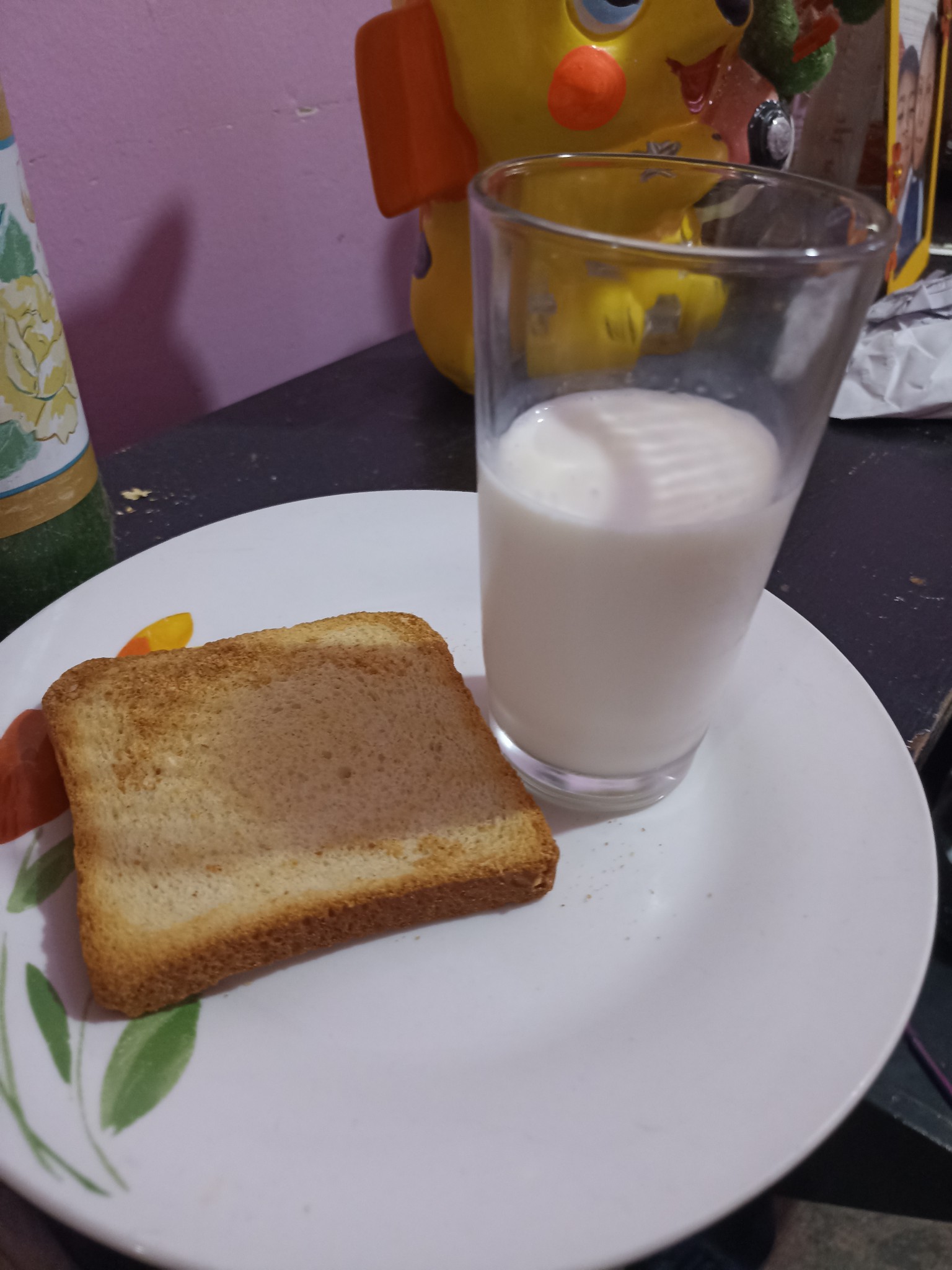Leche con pan tostado