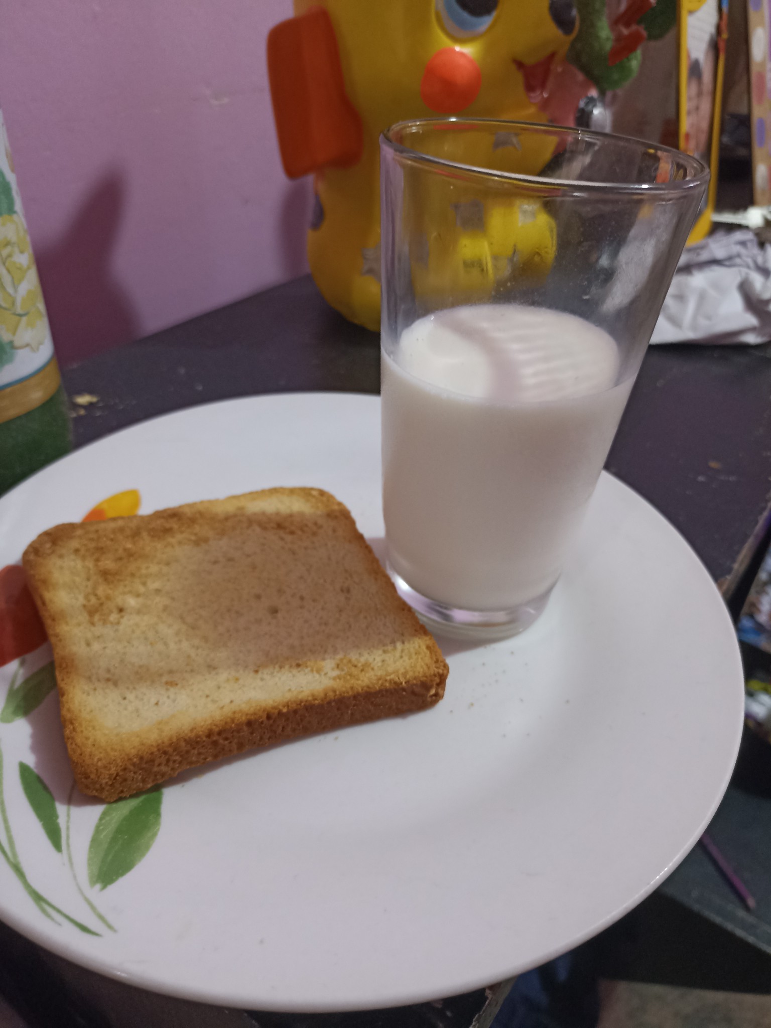 Leche con pan tostado