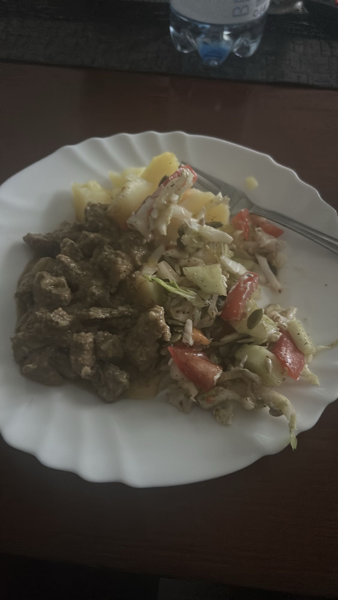 Gulasz z ziemniakami i sałatką