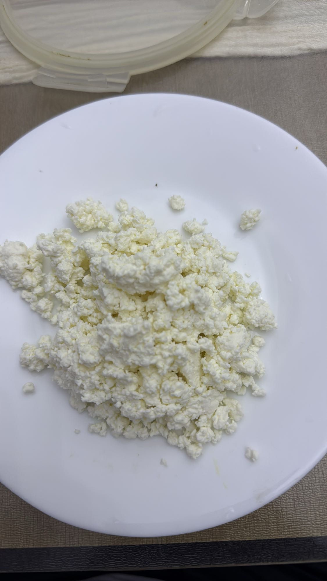 Творог на тарелке