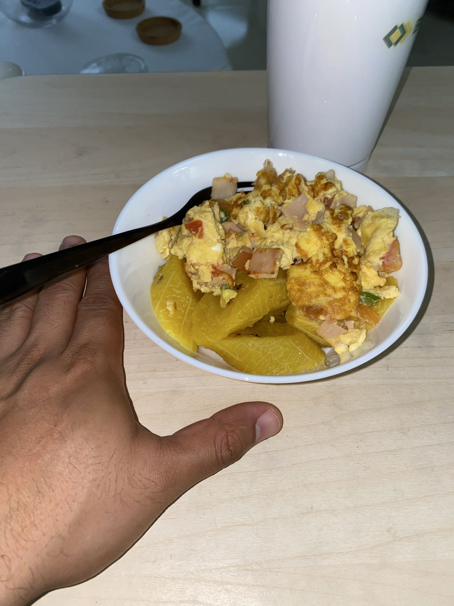 Plátano maduro hervido con huevo revuelto y jamón de pavo