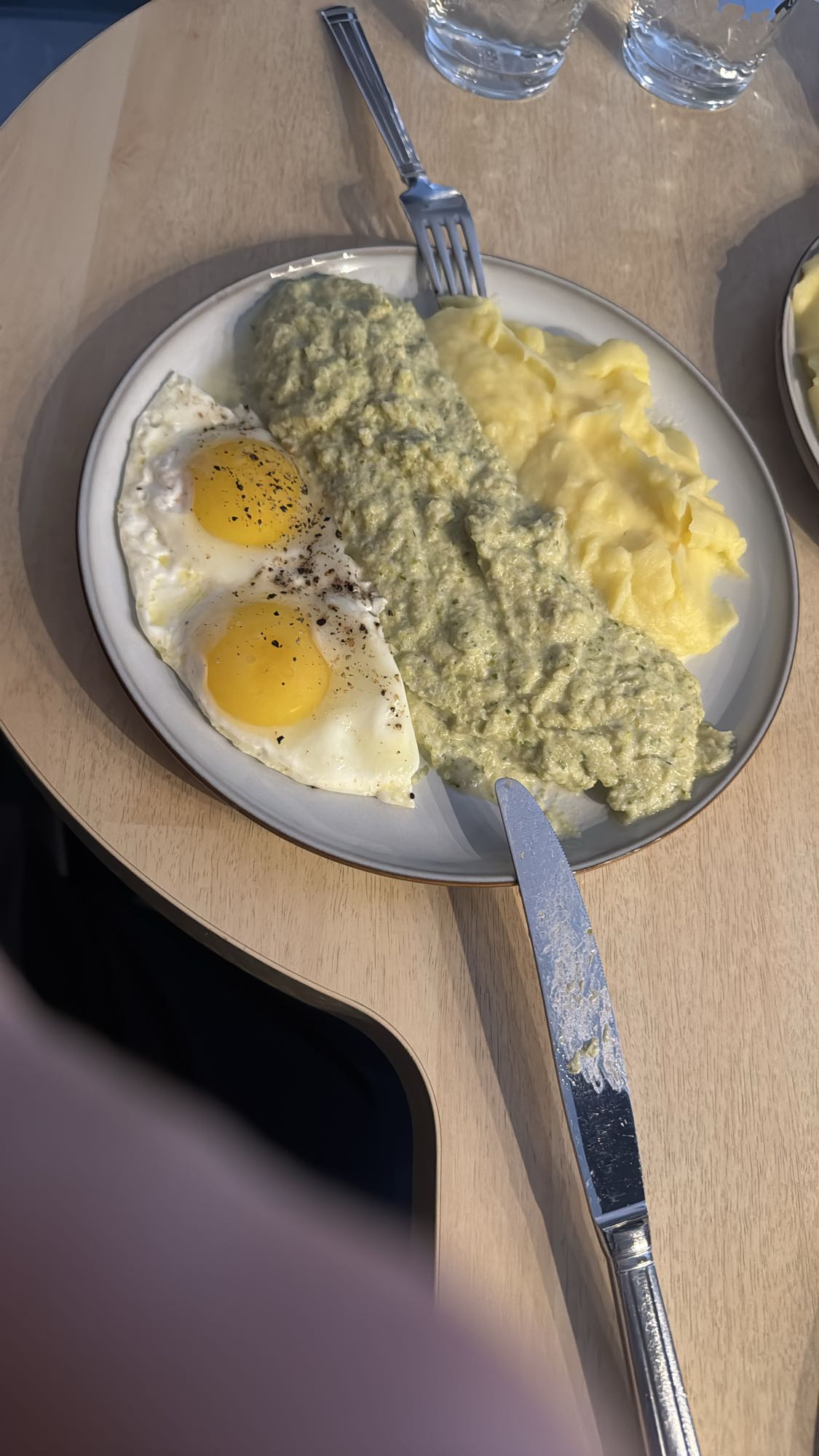 Eier mit Püree & Gemüse