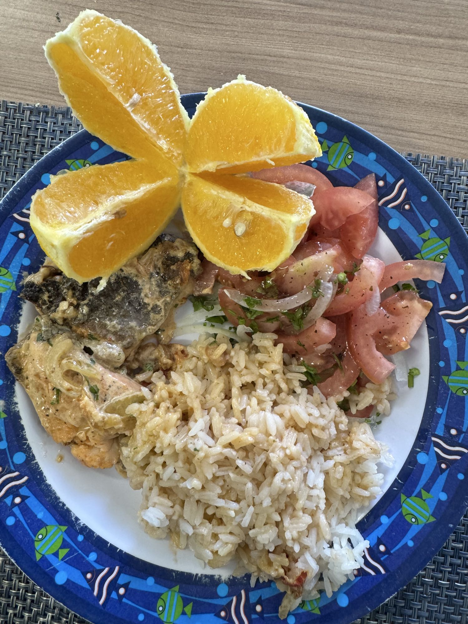 Peixe, arroz, salada e laranja