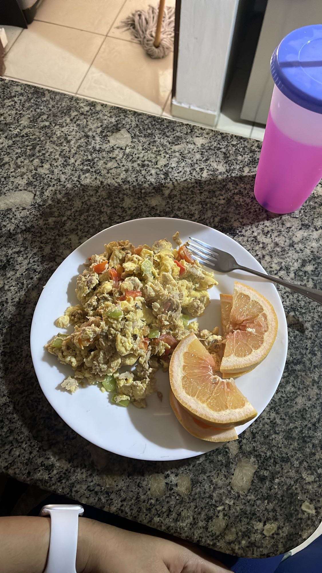 Huevos revueltos y toronja