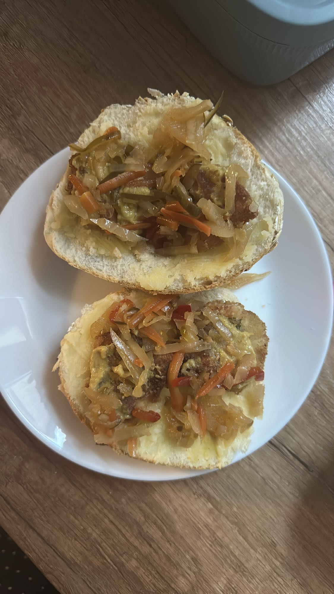 Bułka z kotletem i warzywami