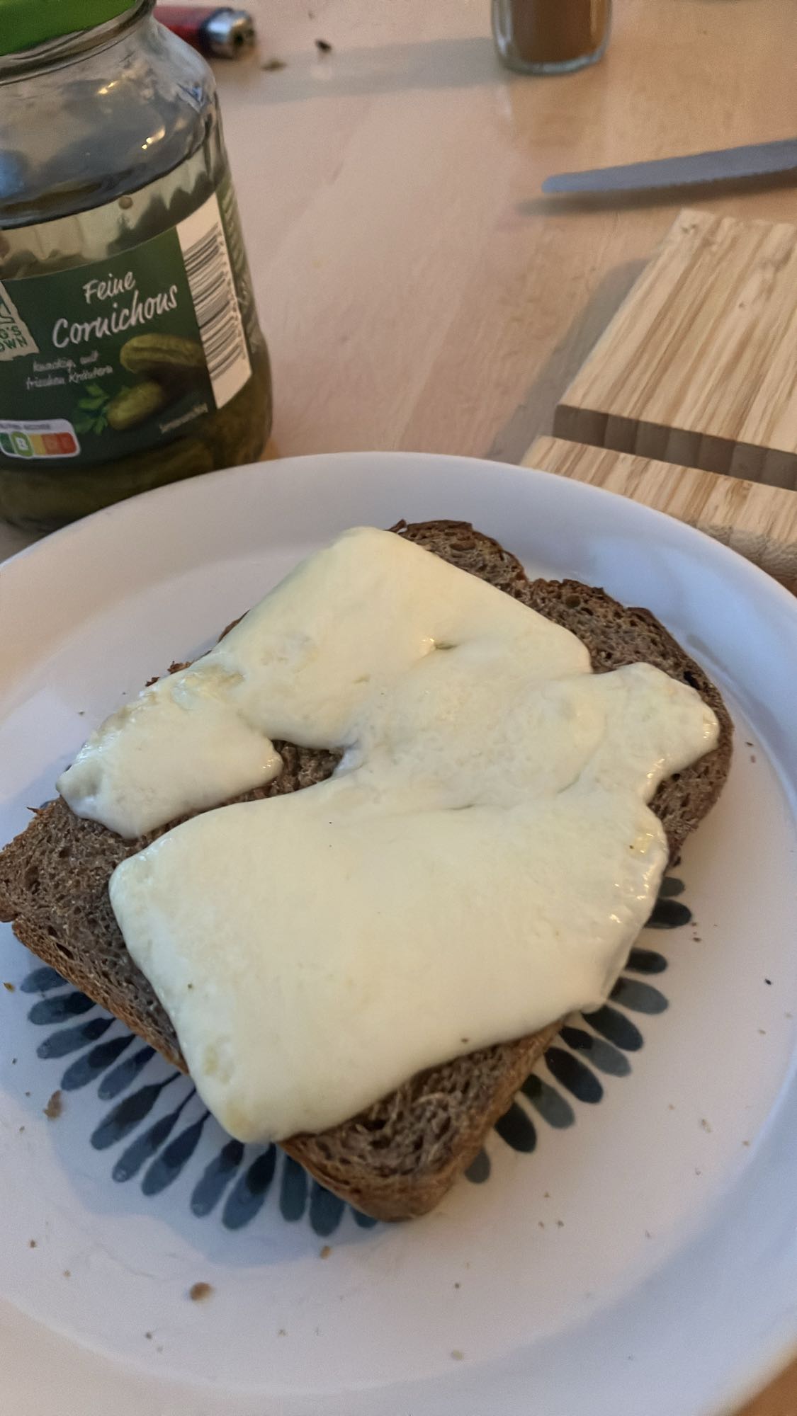 Pão integral com queijo derretido
