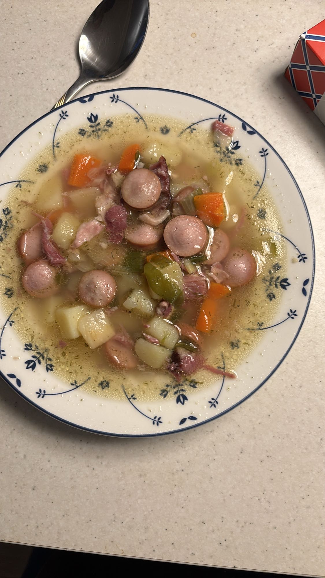 Kjøttsuppe med svineknoke og pølse, grønnsaker
