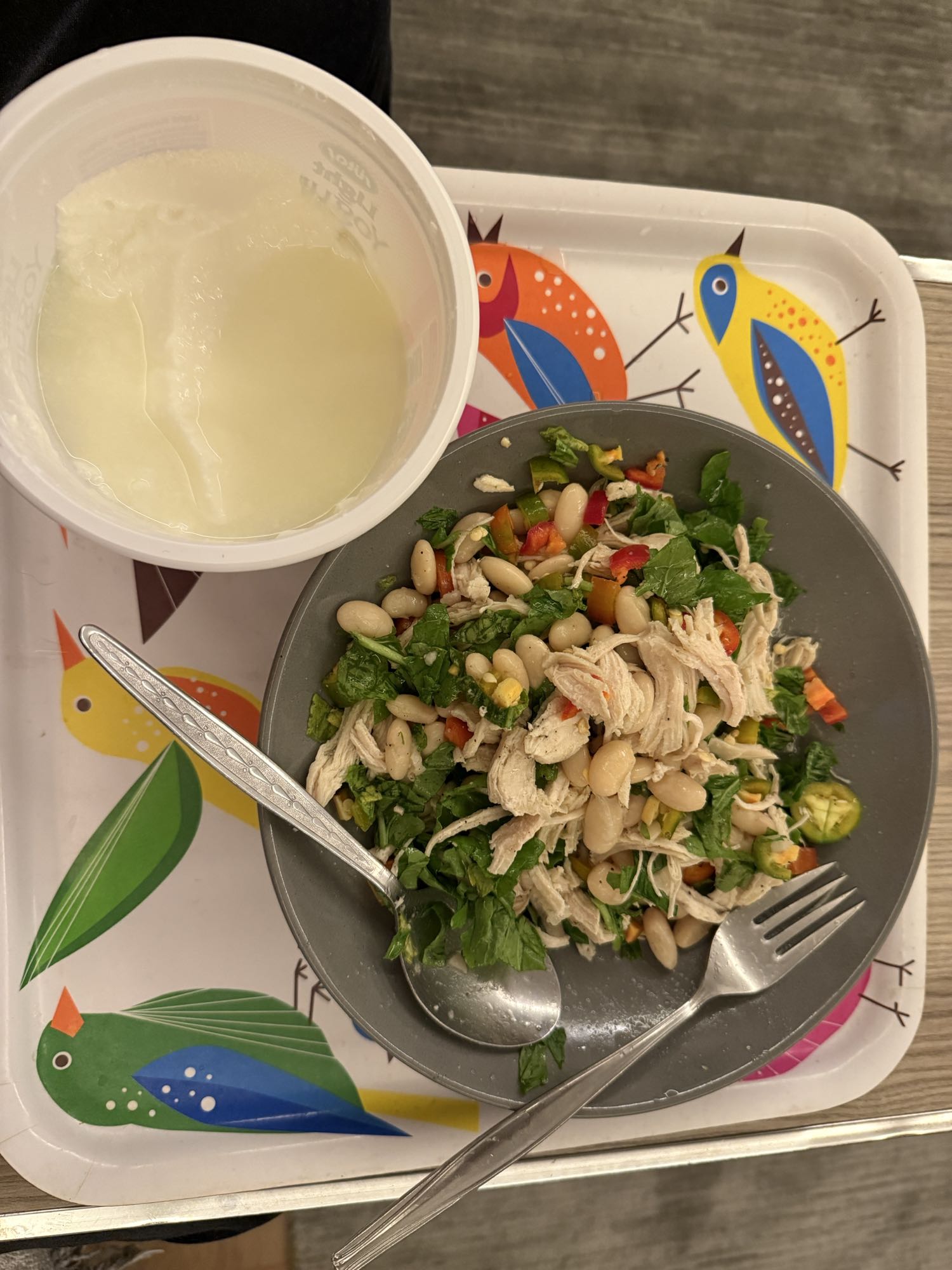 Tavuklu fasulye salatası ve yoğurt