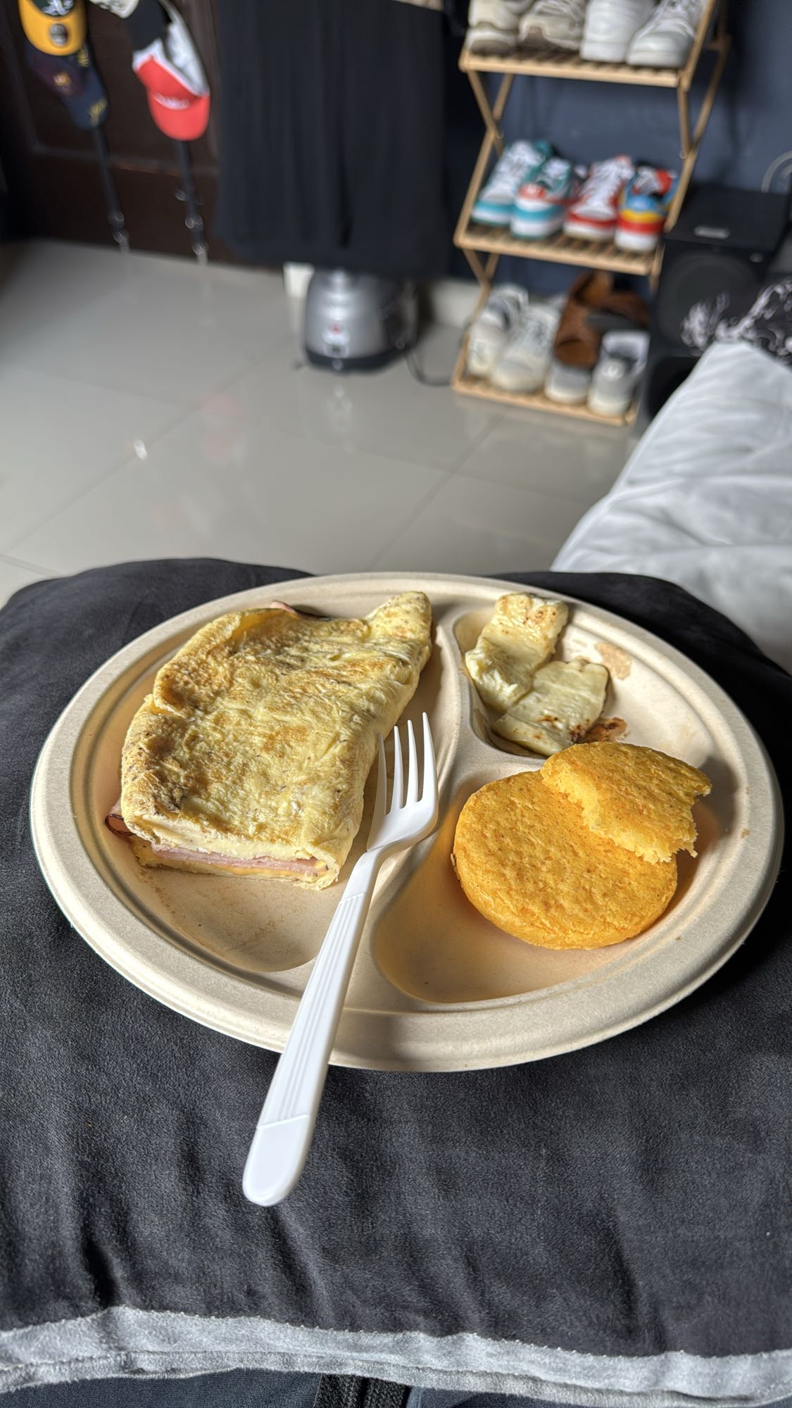 Desayuno con omelette y tortilla de maíz