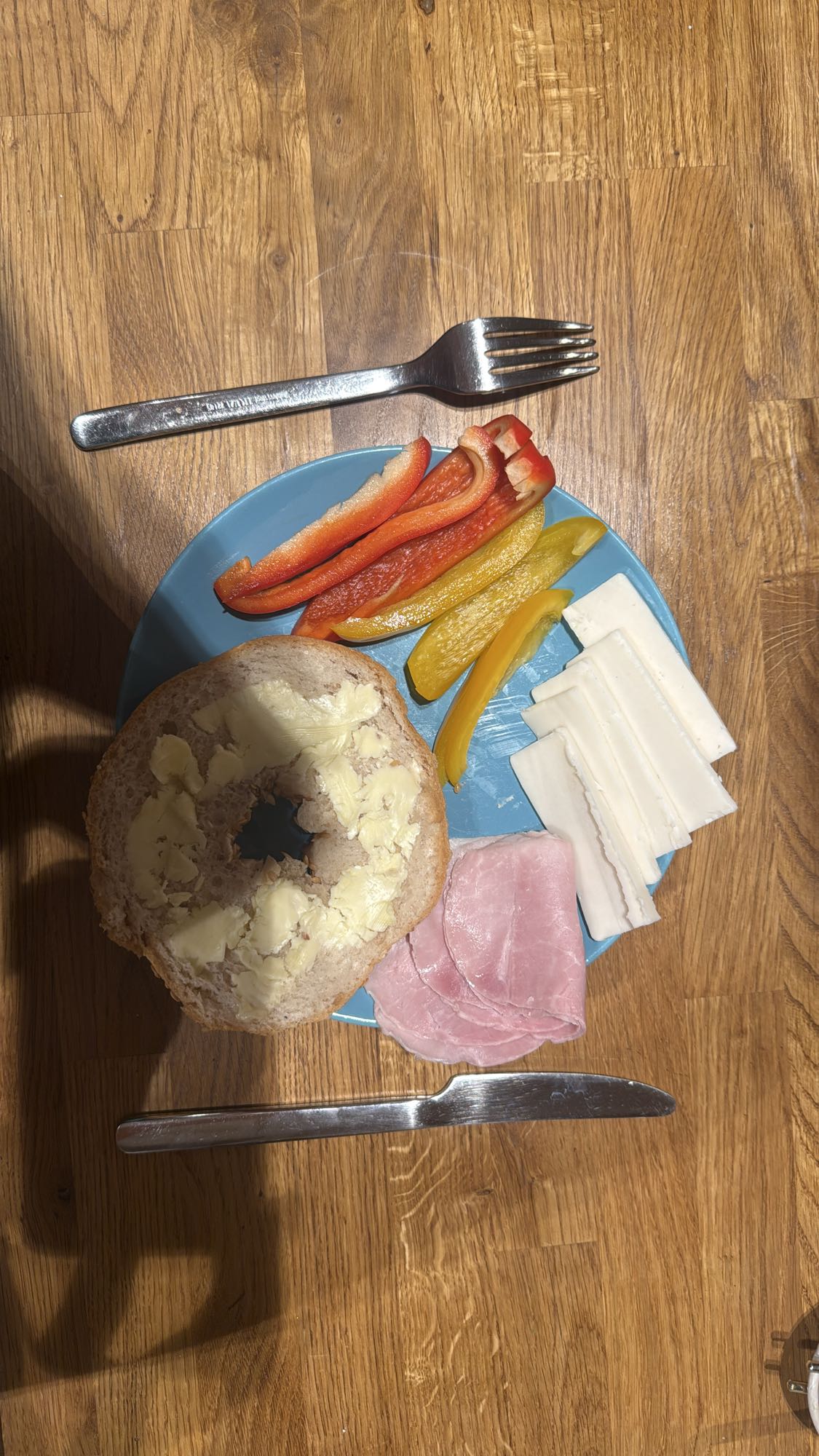 Bajgiel z warzywami i szynką