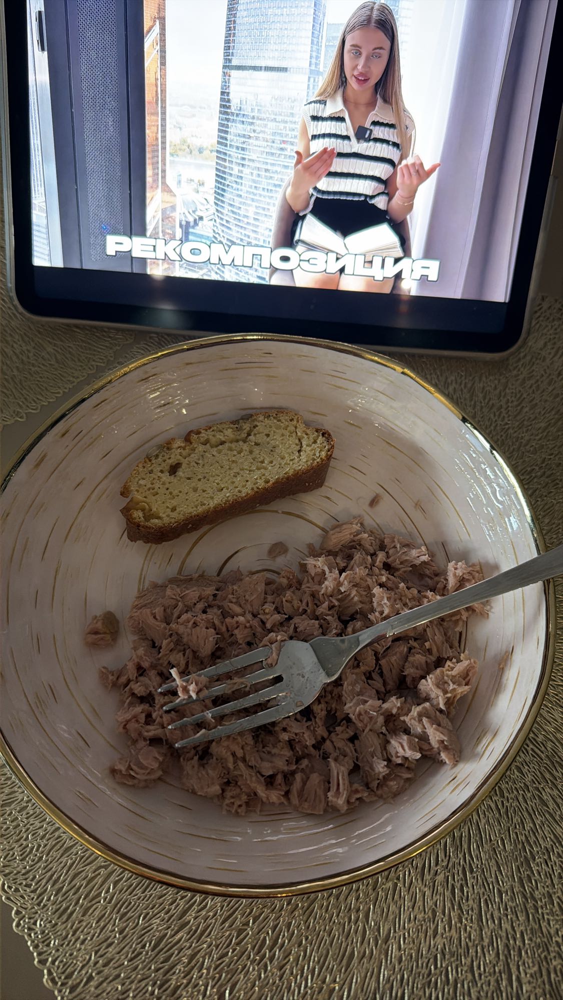 тунец с хлебом из чечевицы