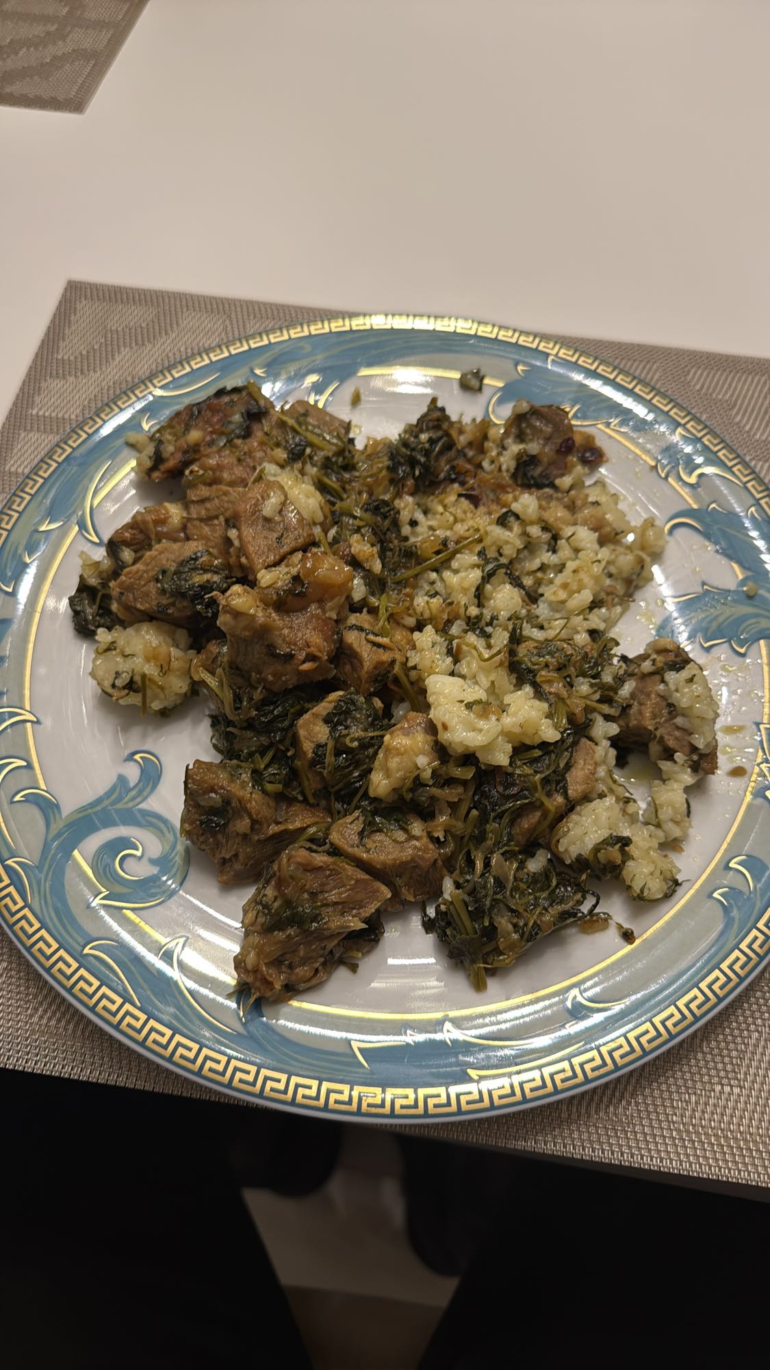 тушёная говядина с рисом и зеленью