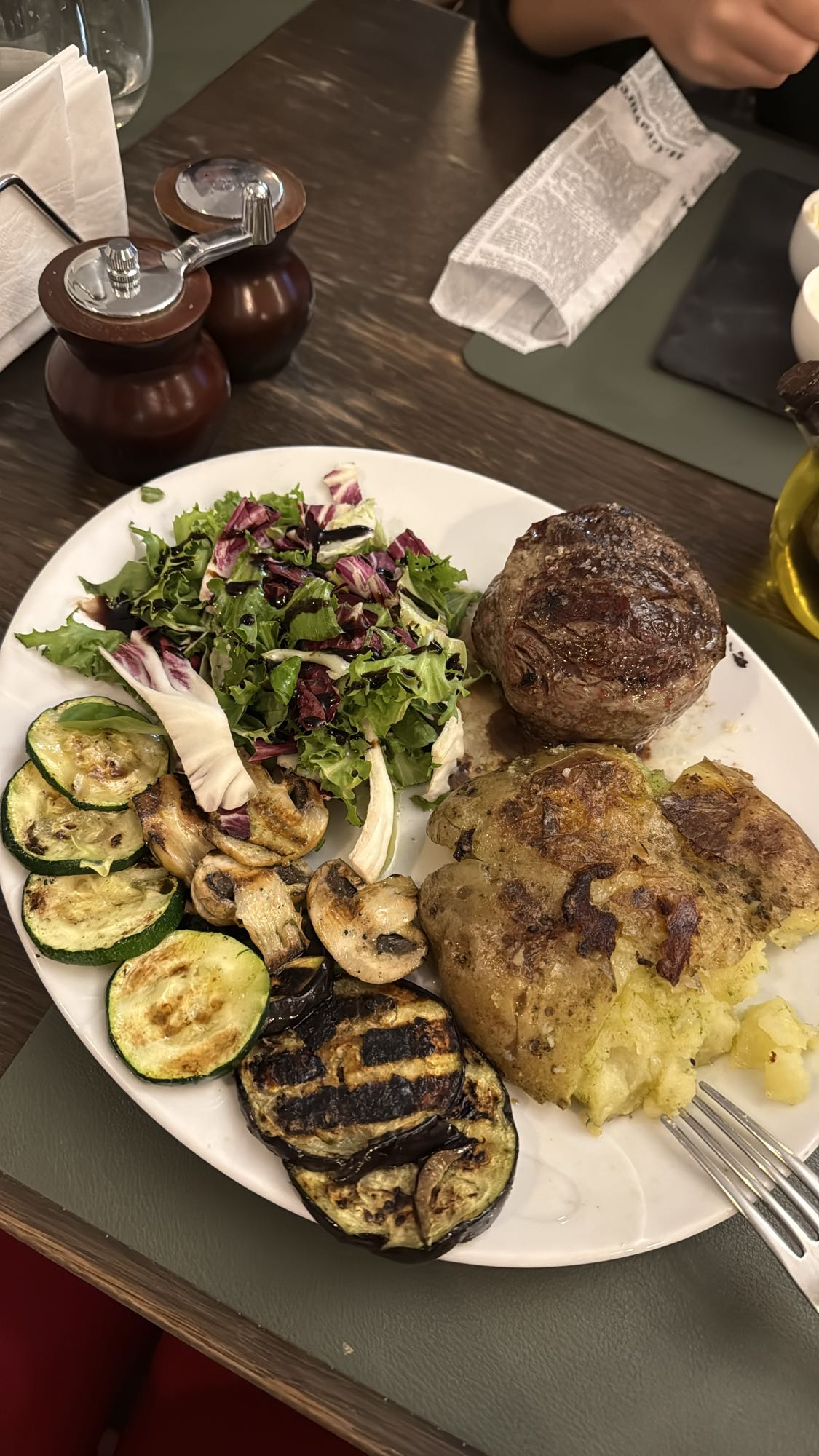 Friptură cu legume și salată