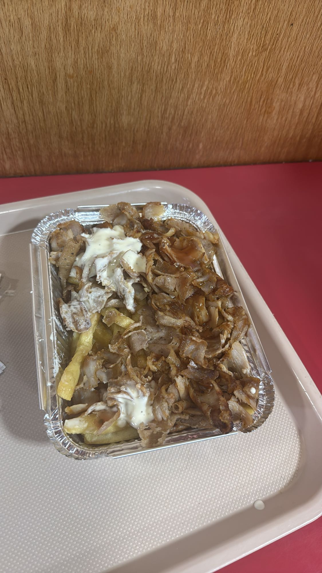 kebab con papas y salsas