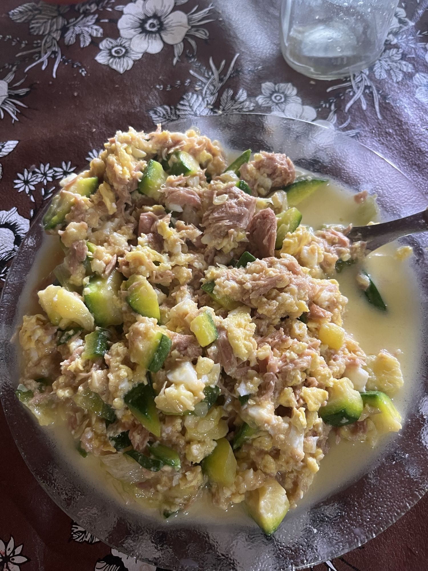 Revuelto de atún, zapallito, huevo y queso