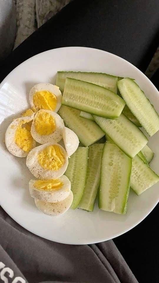بيض وخيار مسلوق
