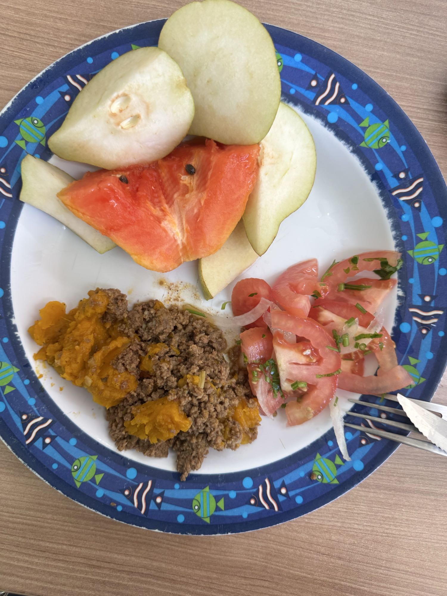Carne com abóbora e frutas