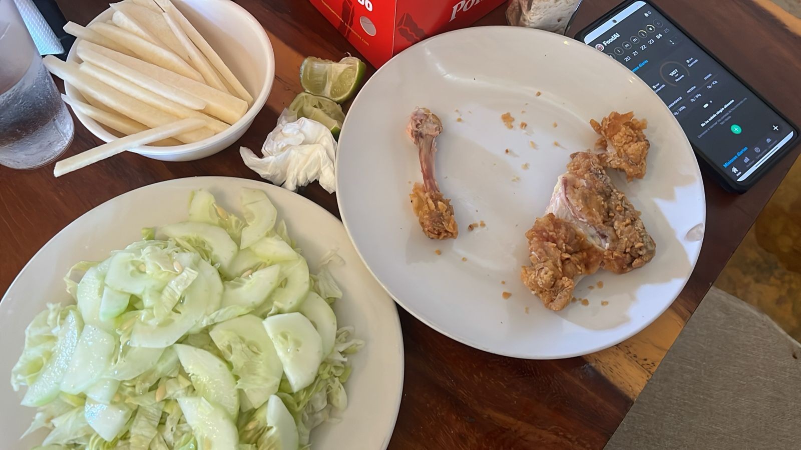 Pollo frito con ensalada