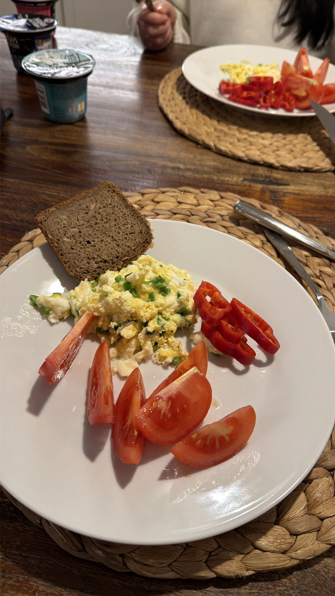 Jajecznica z warzywami i chlebem