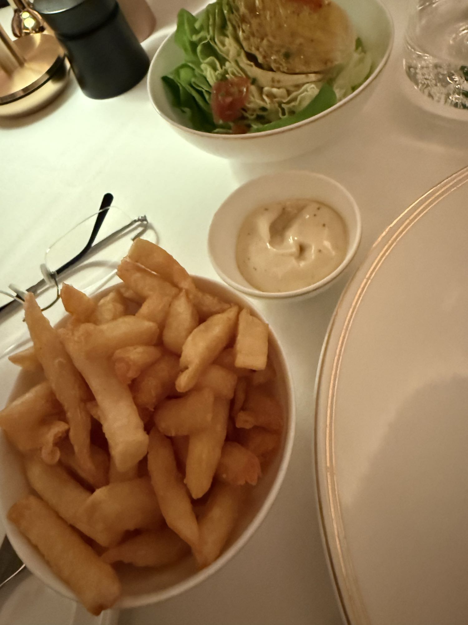 Fries with salad and dip