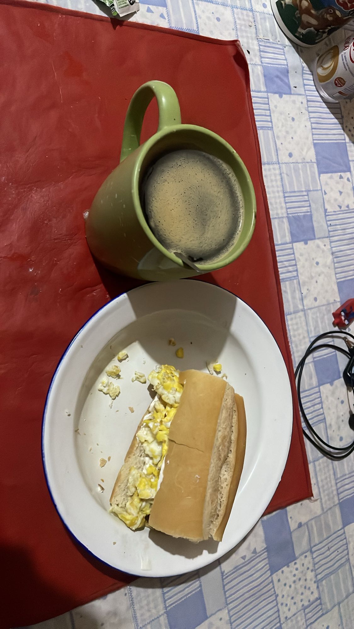 Sándwich de huevo y café