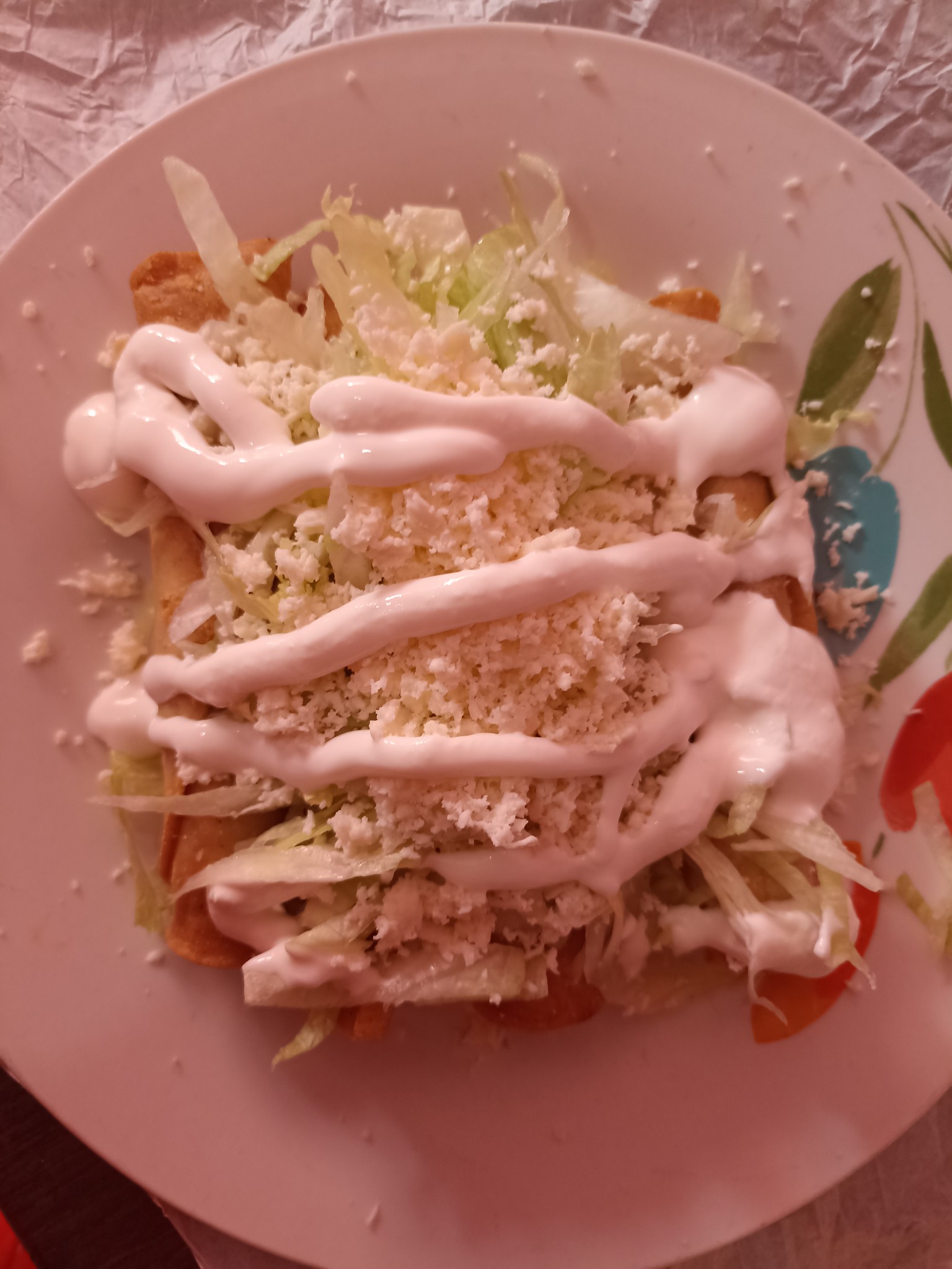 Tacos dorados con lechuga