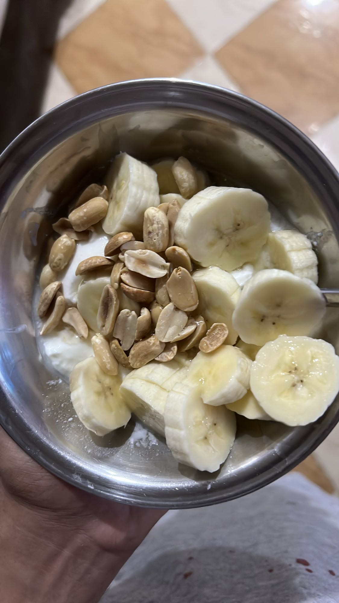 زبادي مع موز وفول سوداني