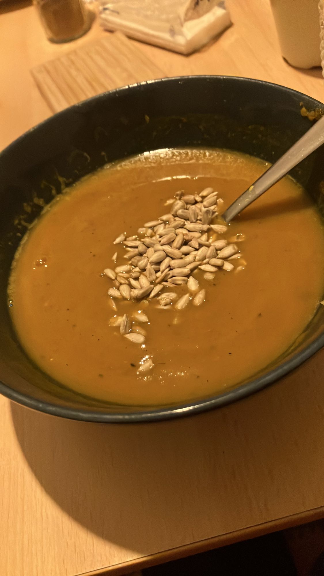 Sopa de abóbora com sementes