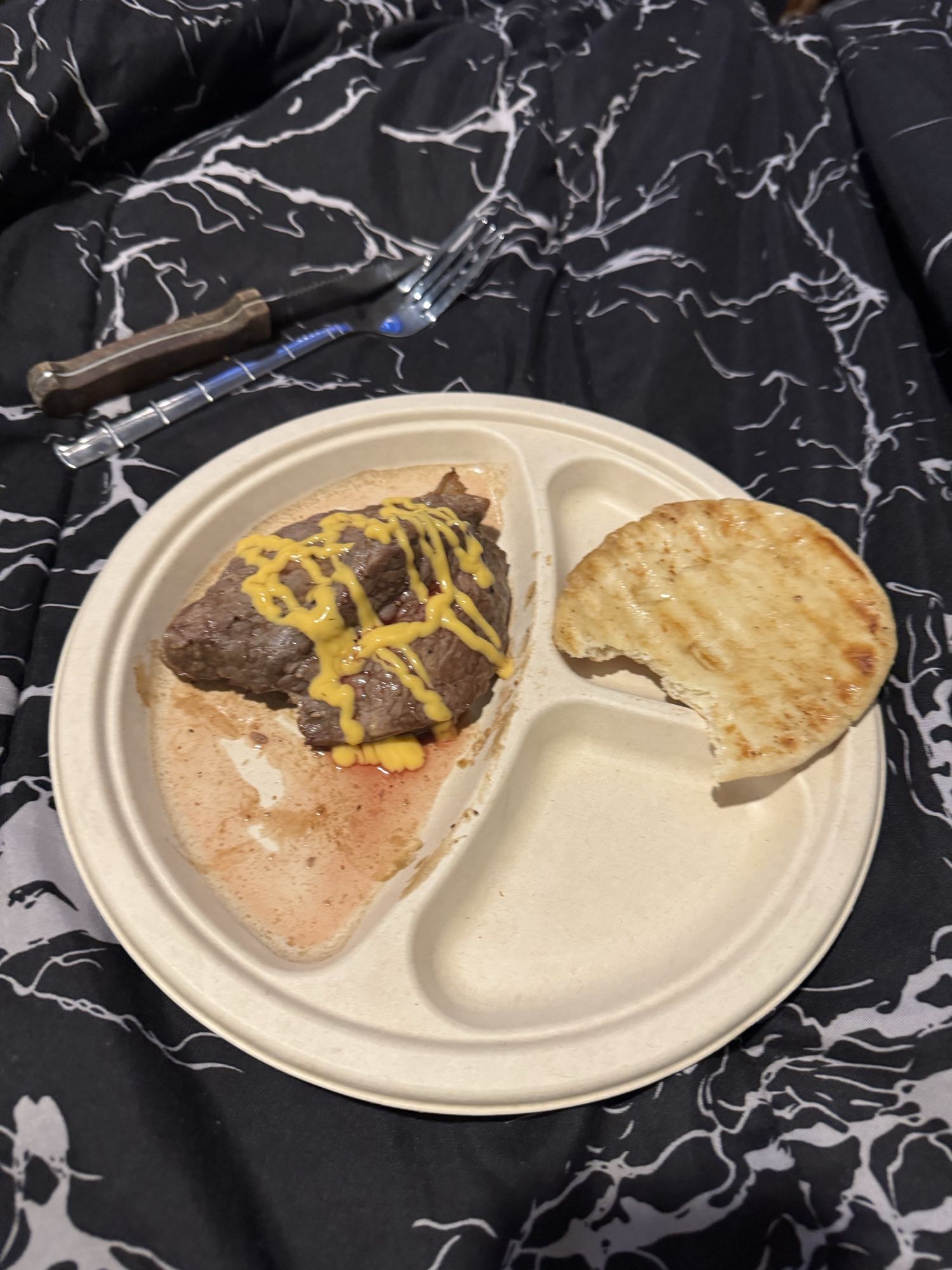 Carne con mostaza y pan pita