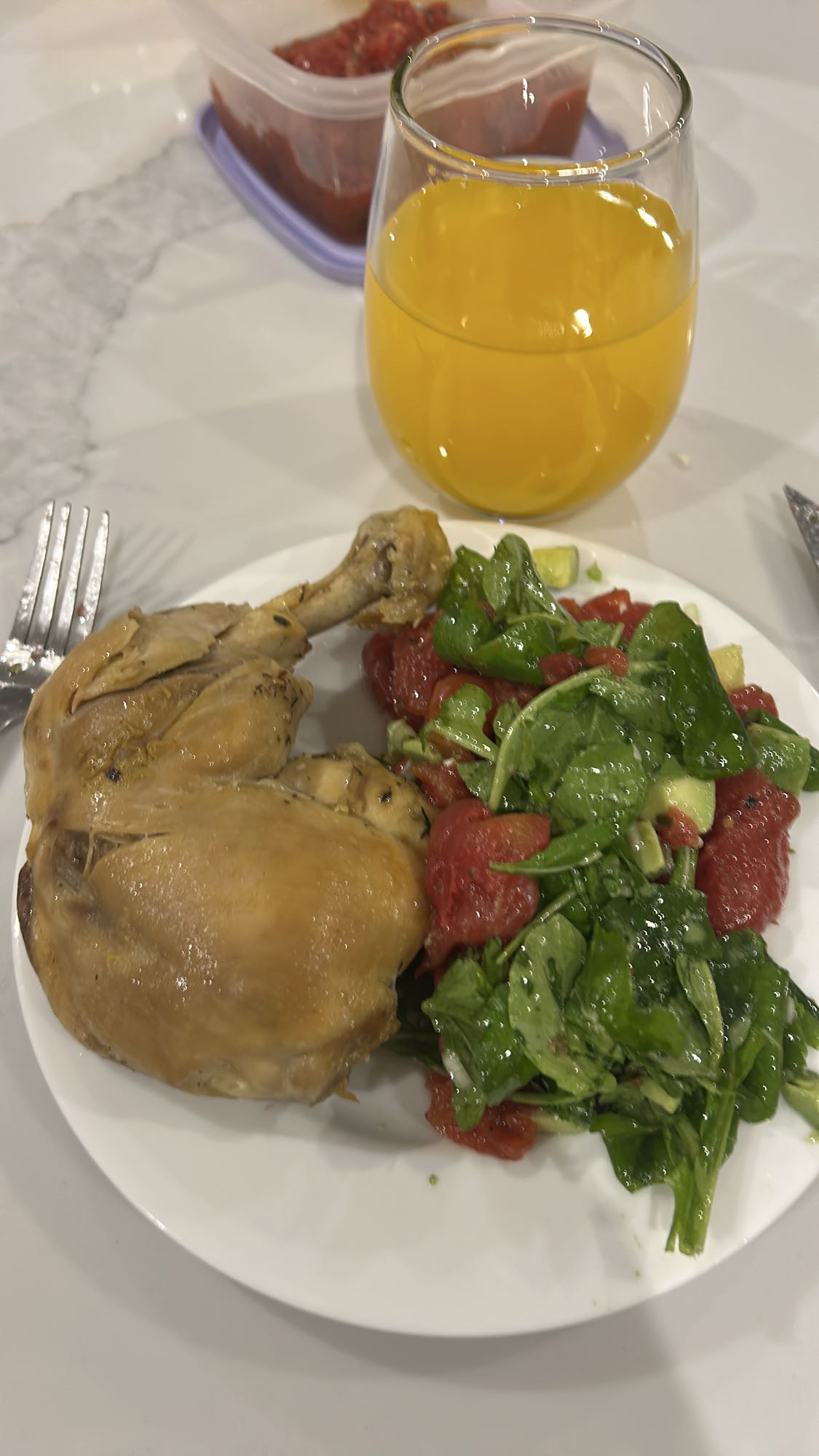 Pollo con ensalada y jugo
