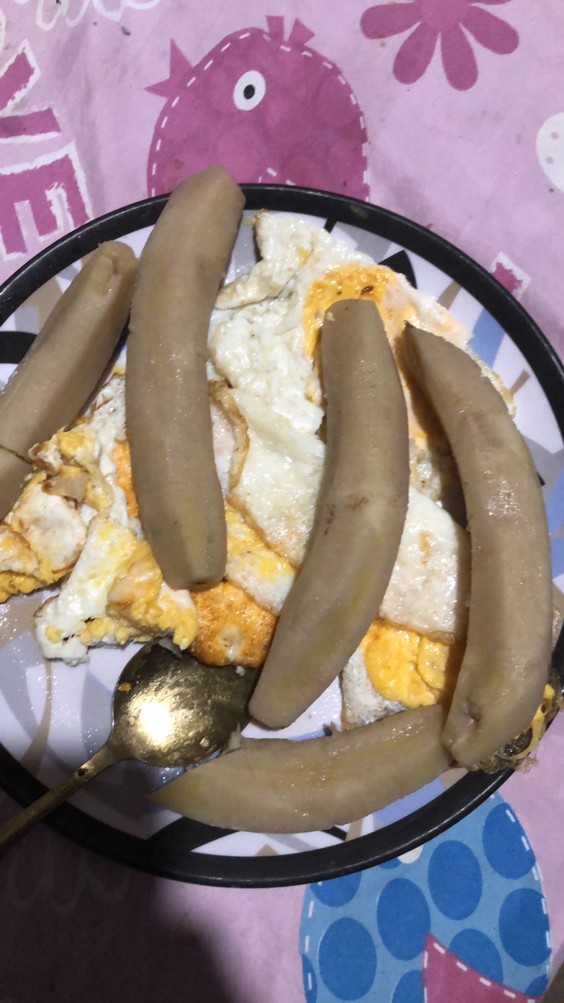 Huevos fritos y plátano hervido