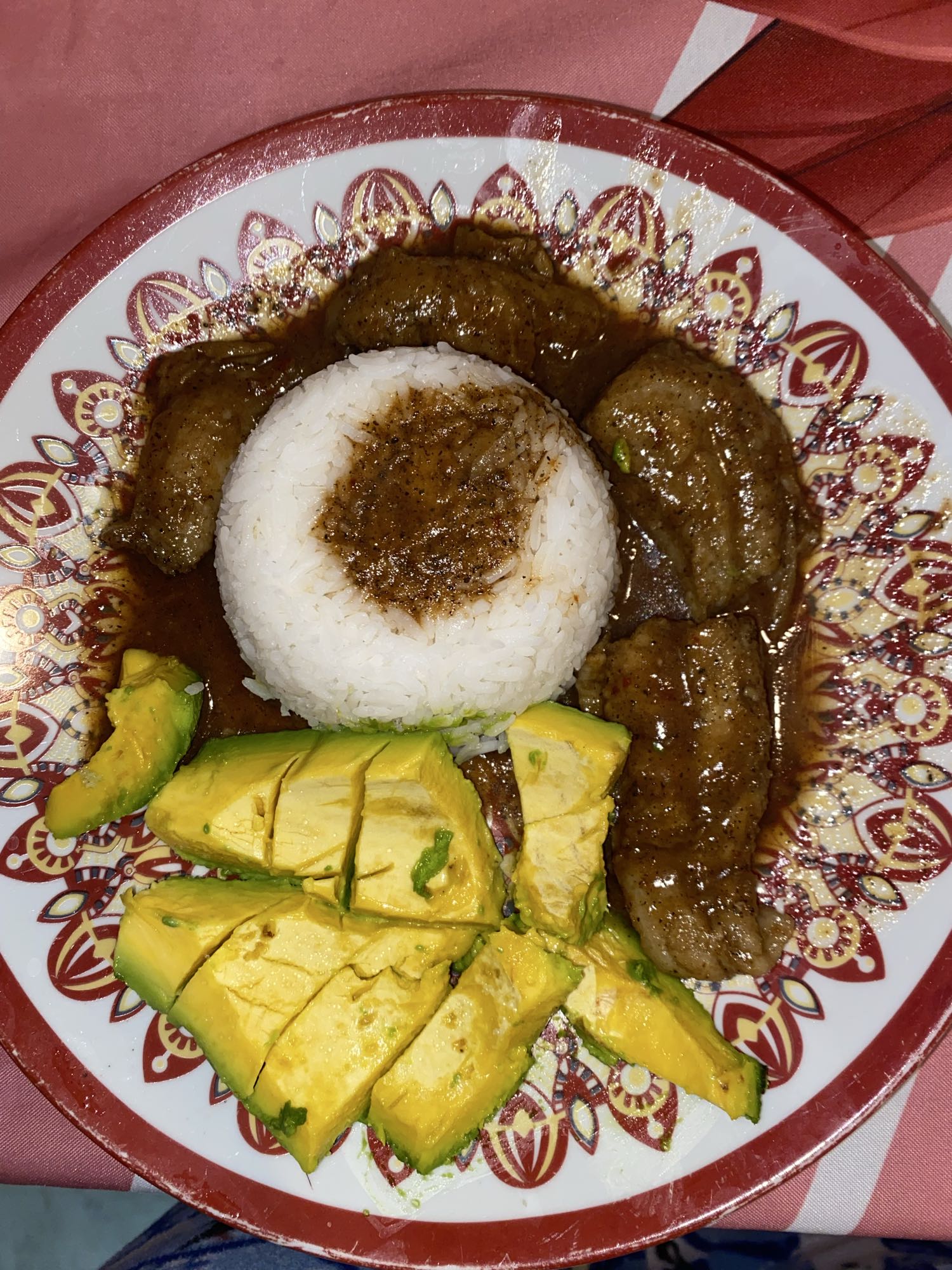 Arroz, carne en salsa y aguacate