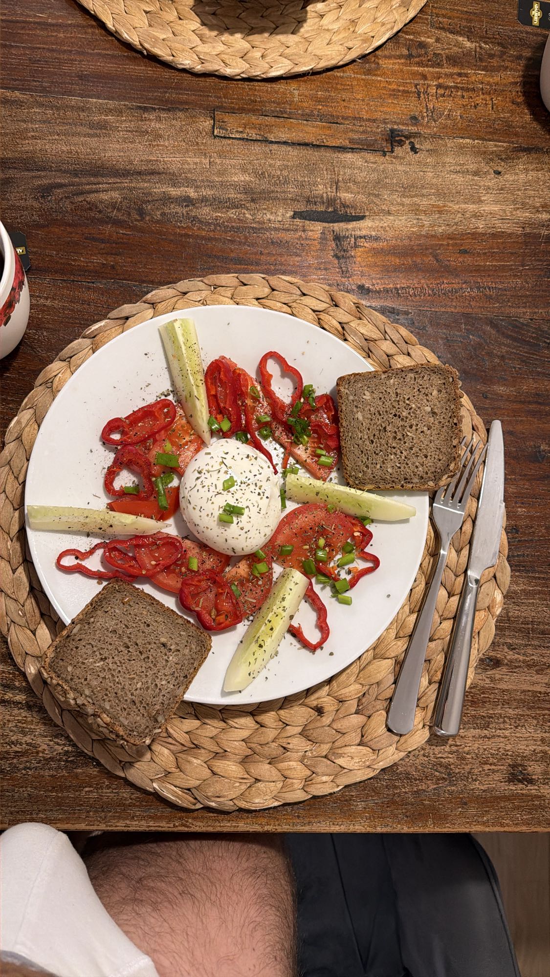 Burrata z warzywami i chlebem