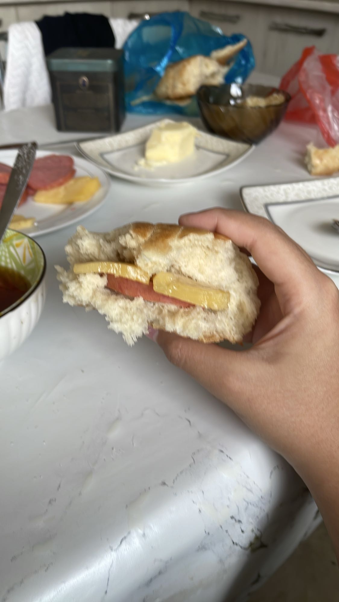 Бутерброд с сыром и колбасой