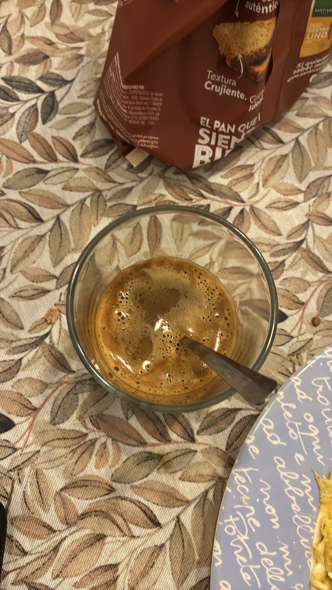 café solo con leche semidesnatada y mantequilla