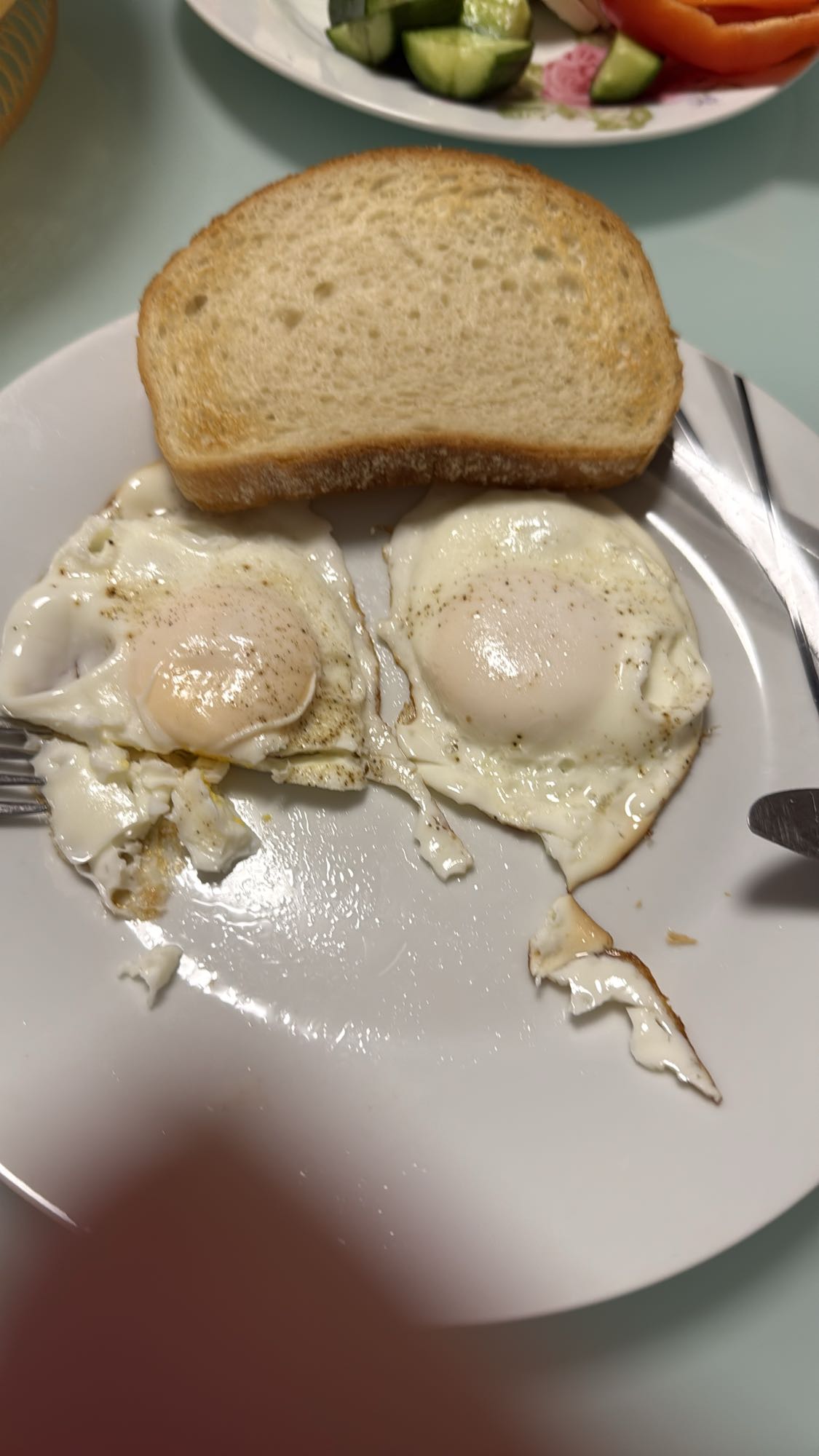 Gebakken eieren met brood