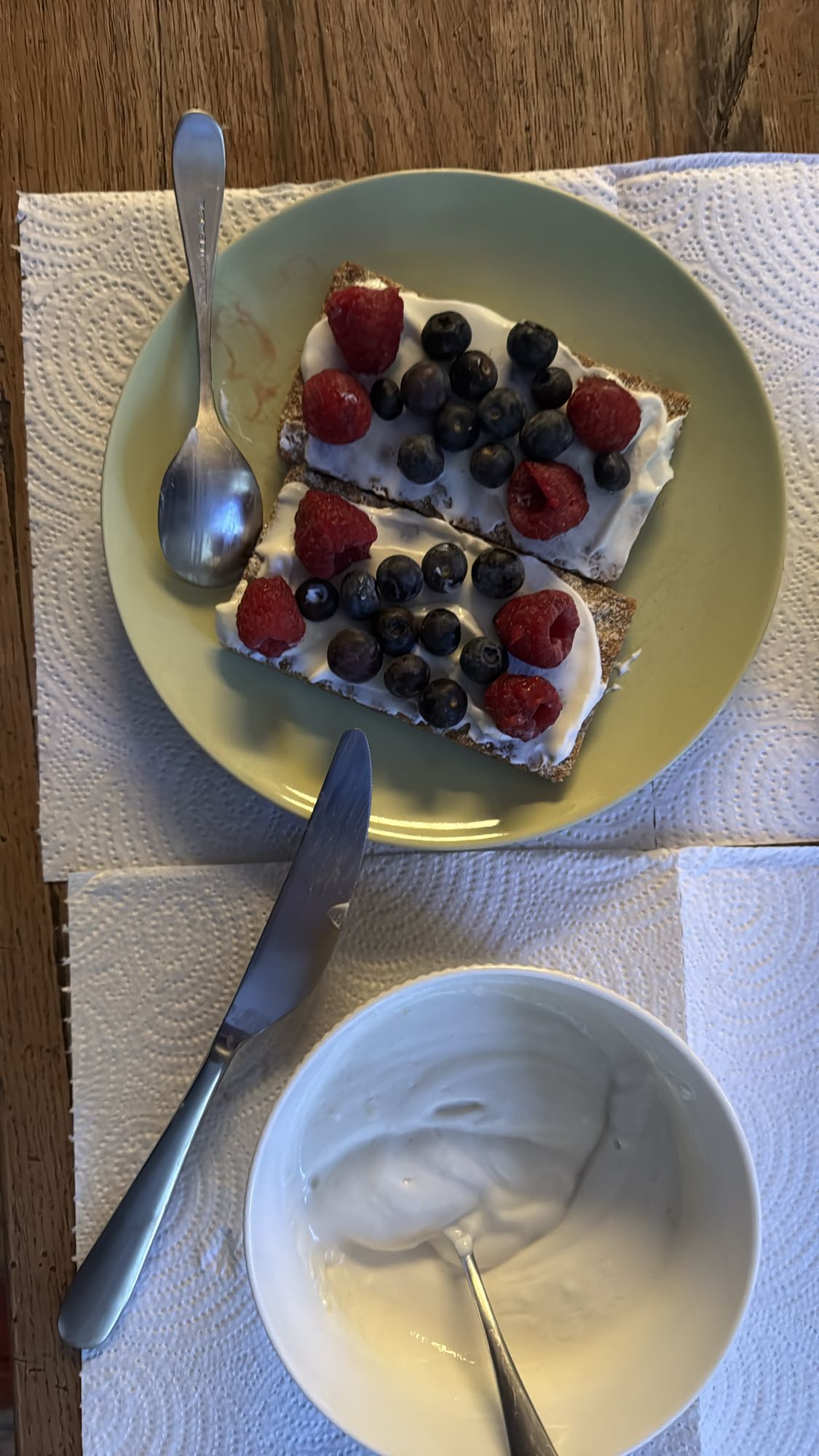 Τραγανές φέτες με γιαούρτι και μούρα