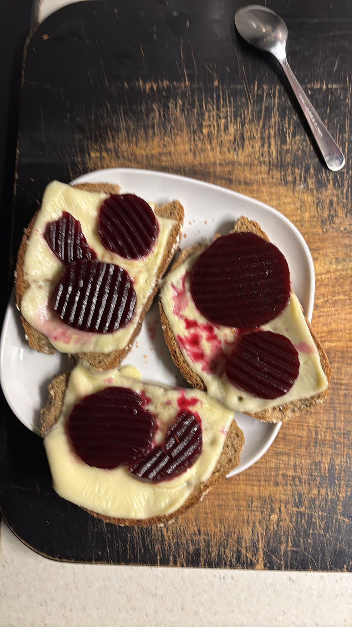 Ostesmørbrød med rødbeter