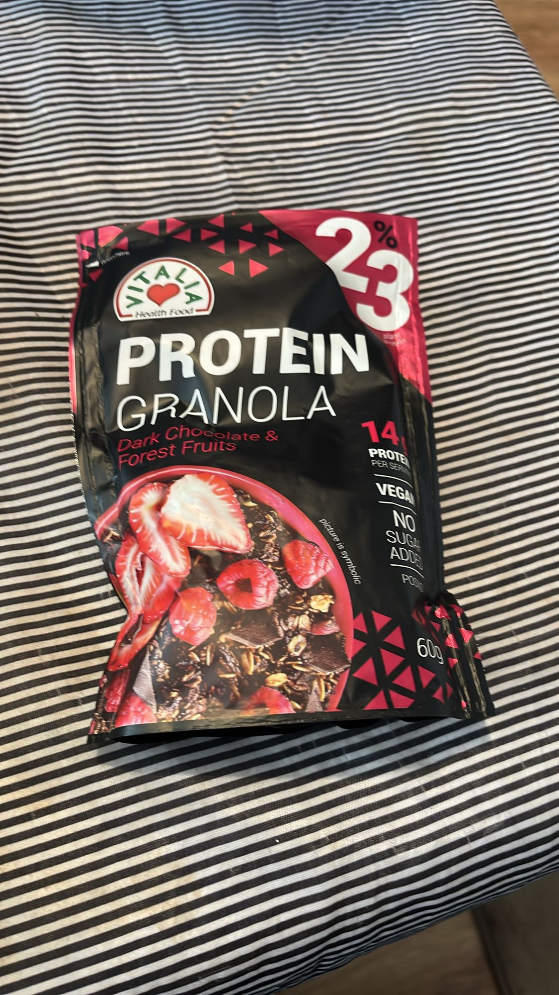 Протеинова гранола с шоколад и горски плодове