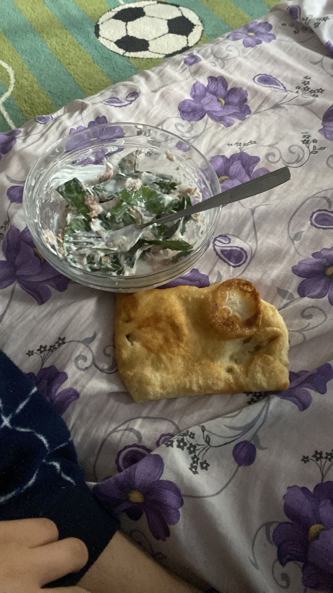 Salată cu ton și pâine