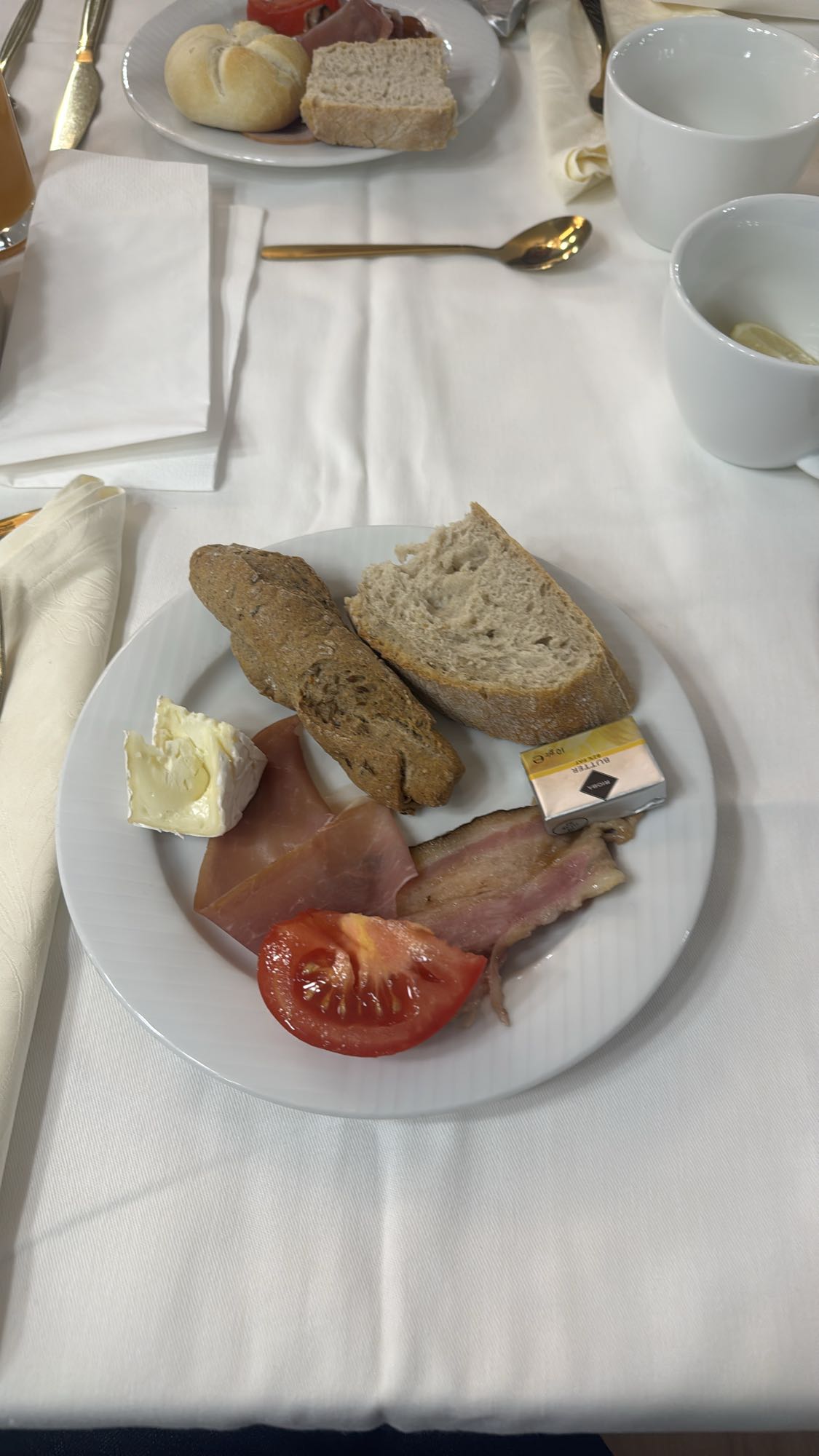 Śniadanie z wędliną i pieczywem